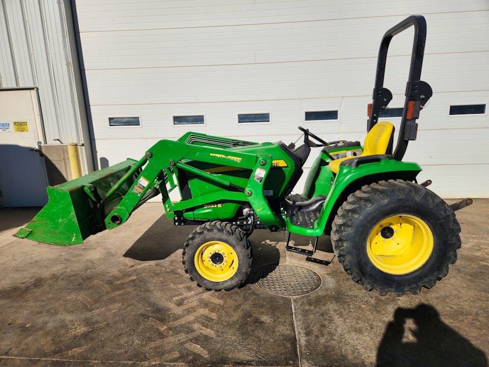 John Deere 3032E