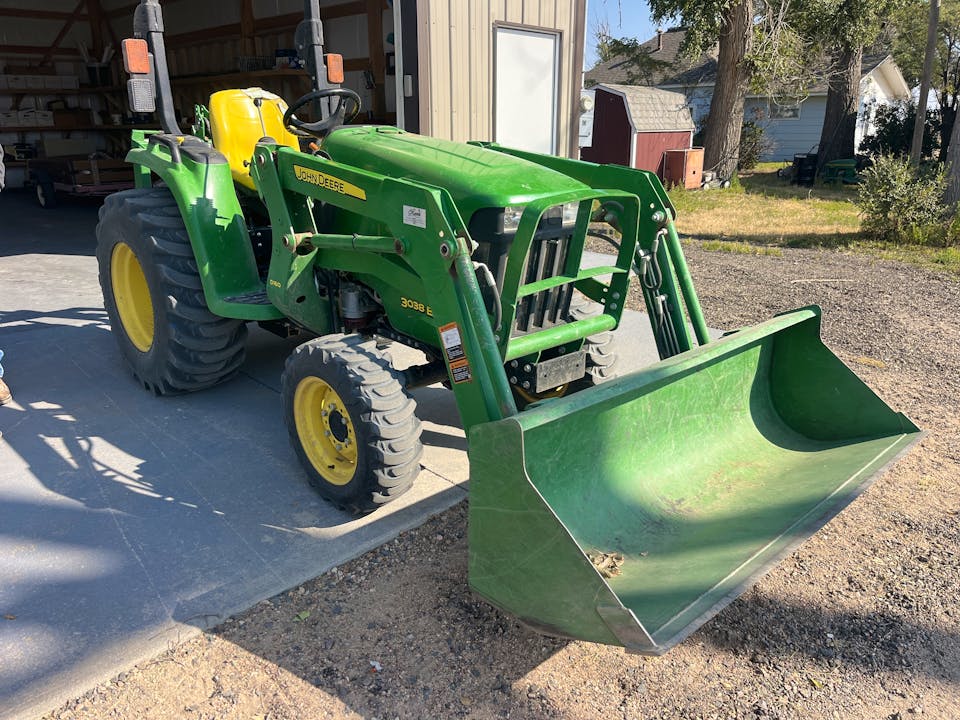 John Deere 3038E