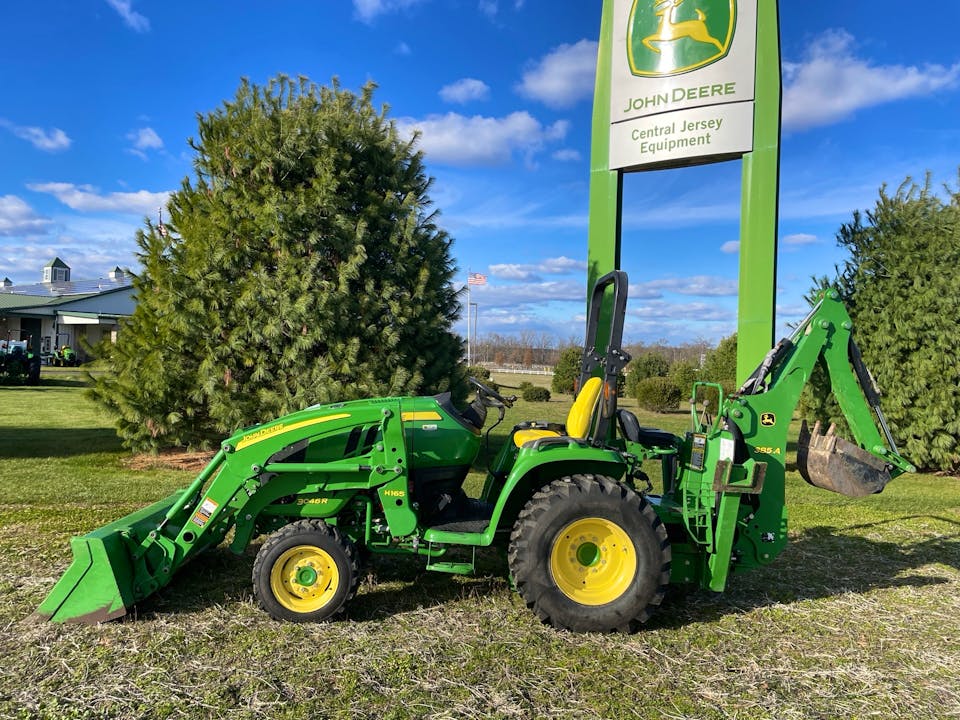 John Deere 3046R