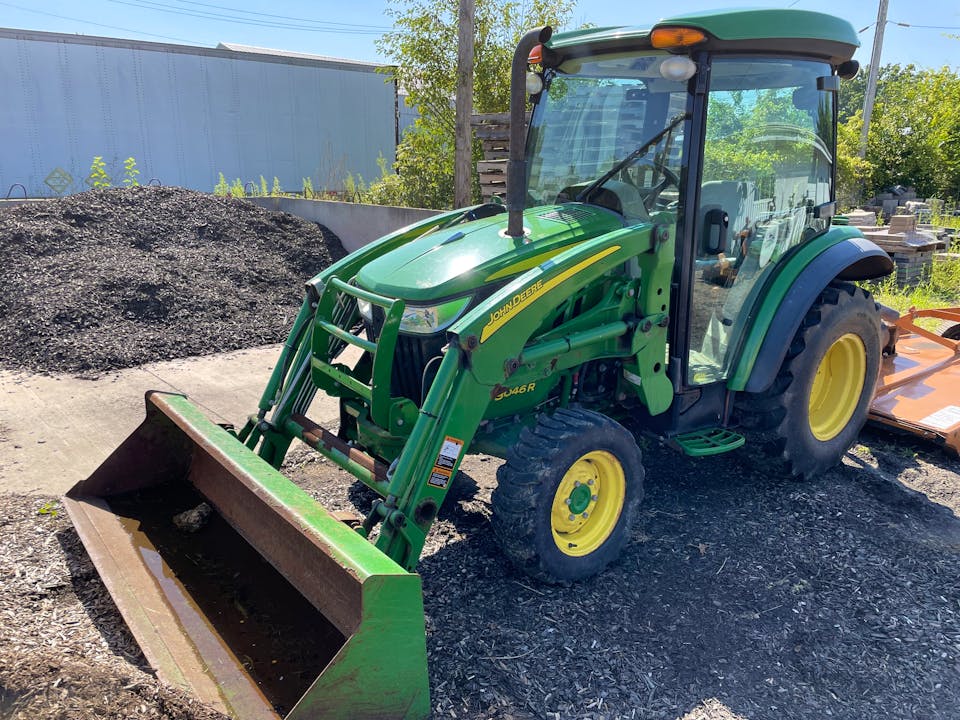 John Deere 3046R