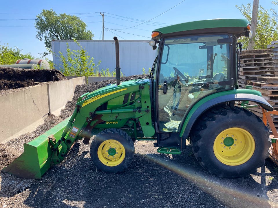 John Deere 3046R