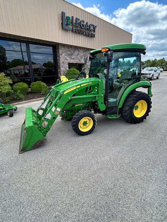 John Deere 3046R