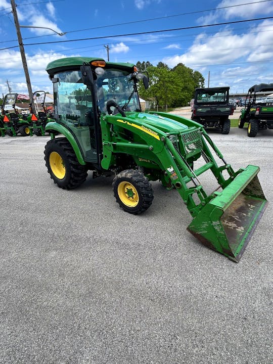 John Deere 3046R