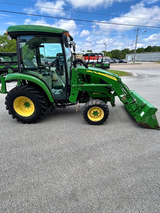 John Deere 3046R