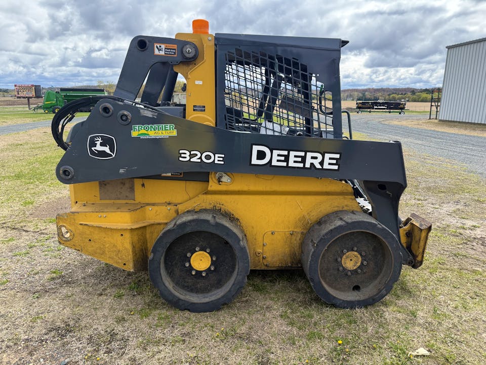 John Deere 320E