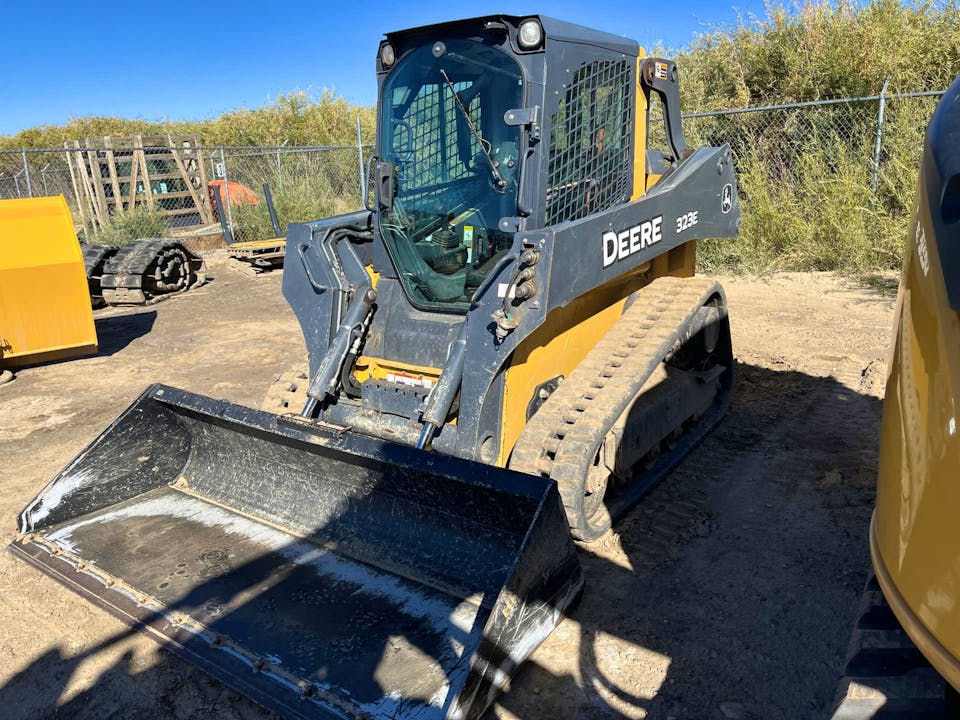 John Deere 323E