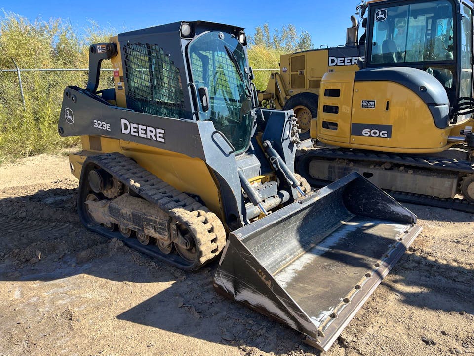 John Deere 323E