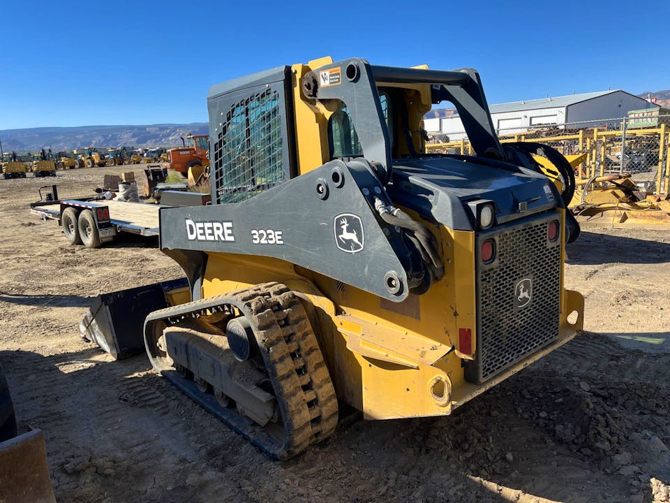 John Deere 323E