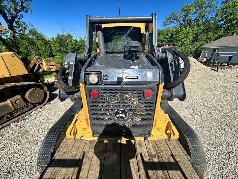 John Deere 323E
