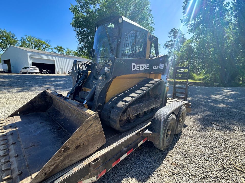 John Deere 323E