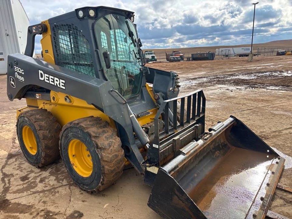 John Deere 332G