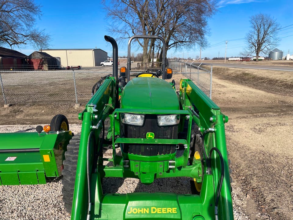 John Deere 5055E