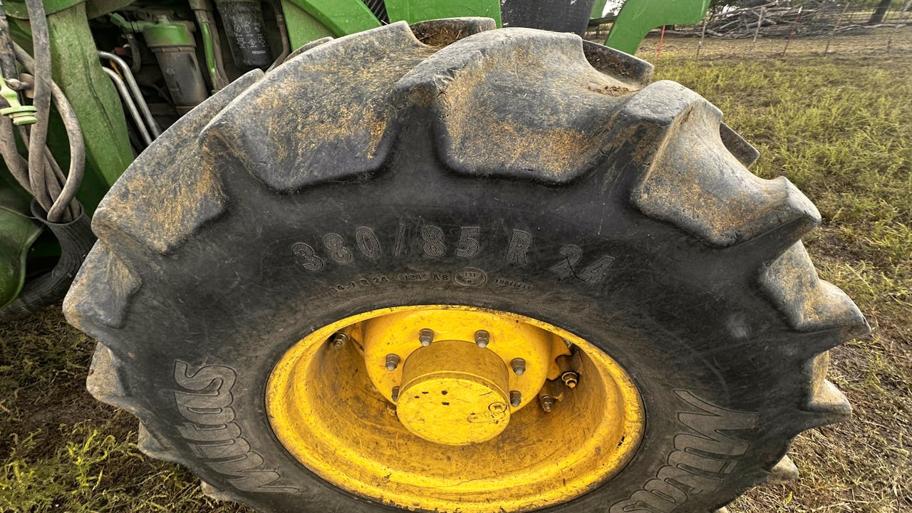 John Deere 6105E