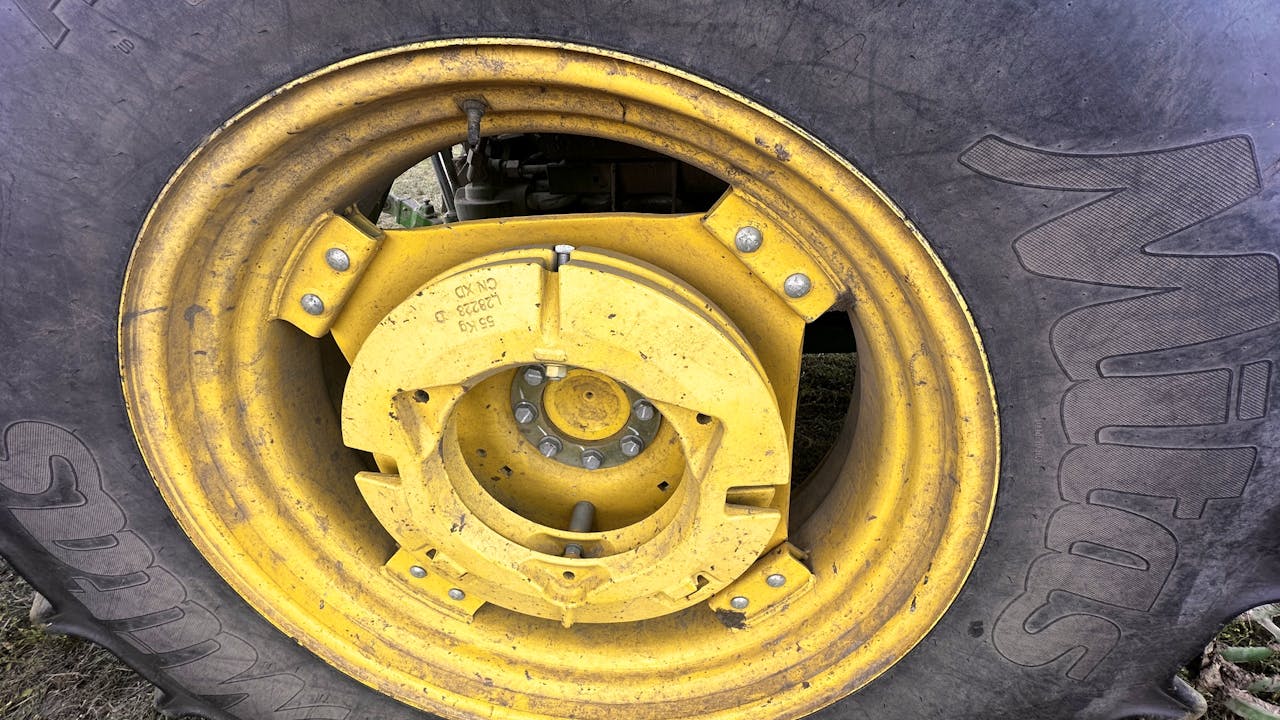 John Deere 6105E