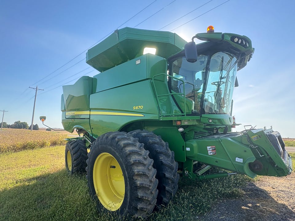 John Deere S670