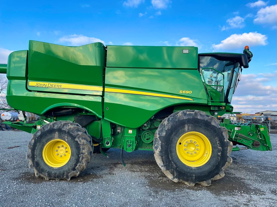 John Deere S690