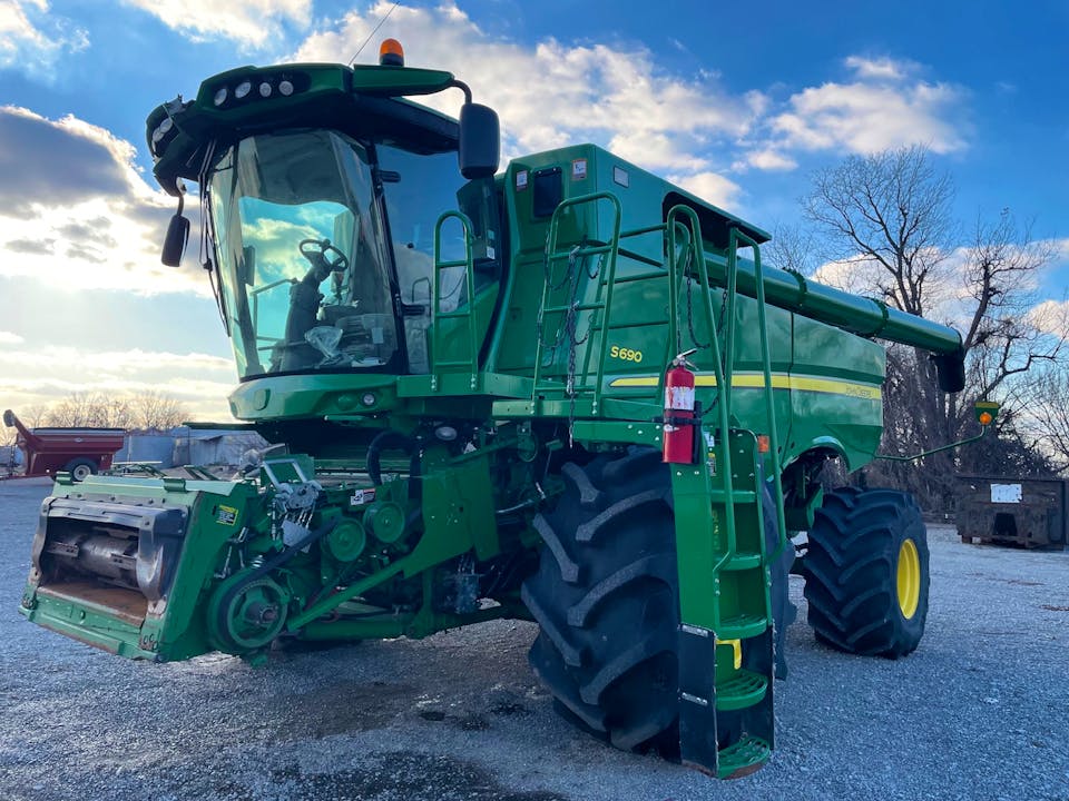 John Deere S690