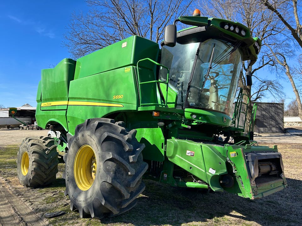 John Deere S690