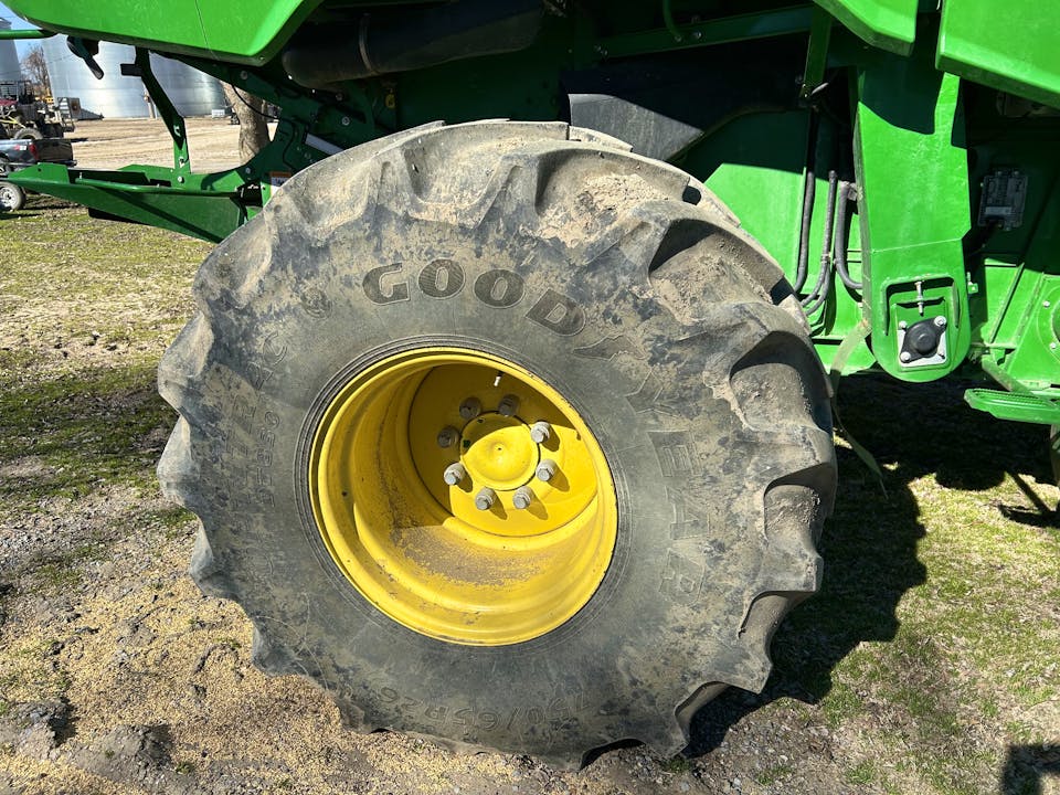 John Deere S690