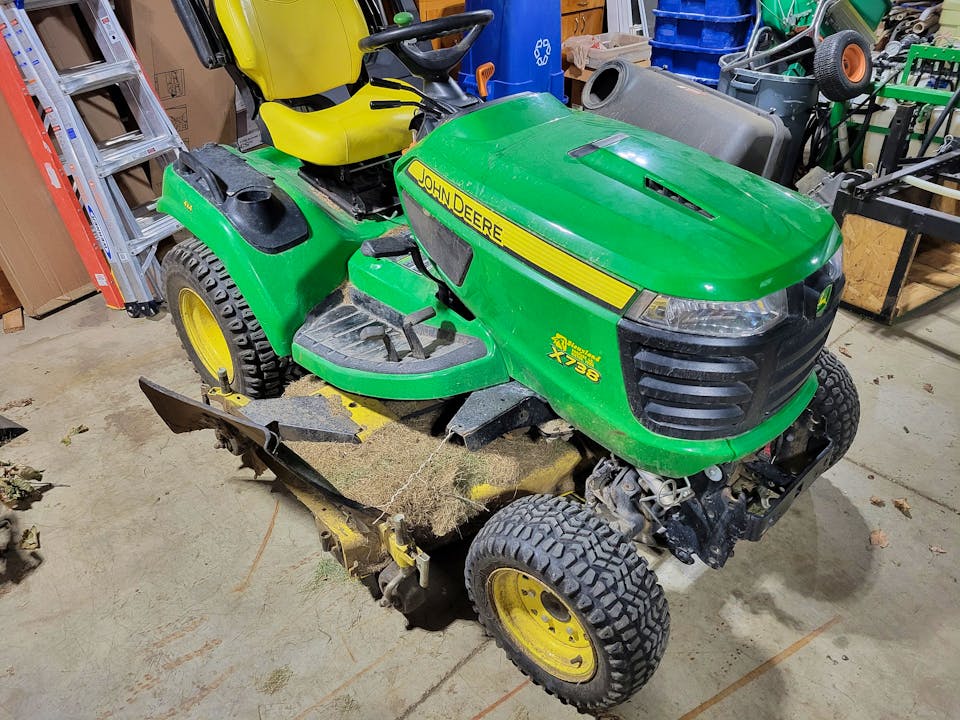 John Deere X738