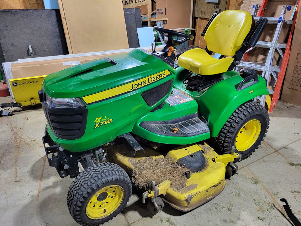 John Deere X738