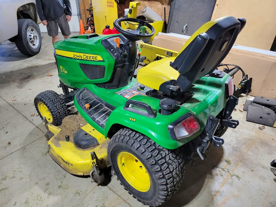 John Deere X738