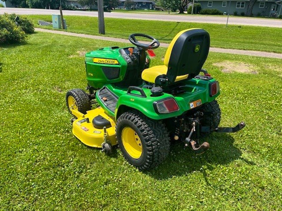 John Deere X738