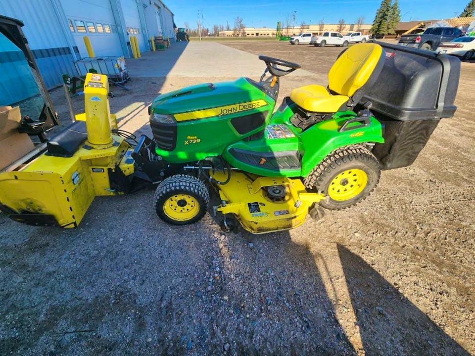 John Deere X739