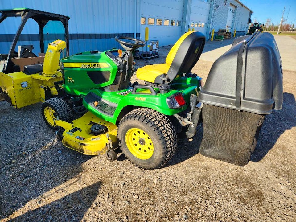 John Deere X739