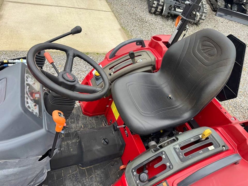 Mahindra 1526 4WD Shuttle