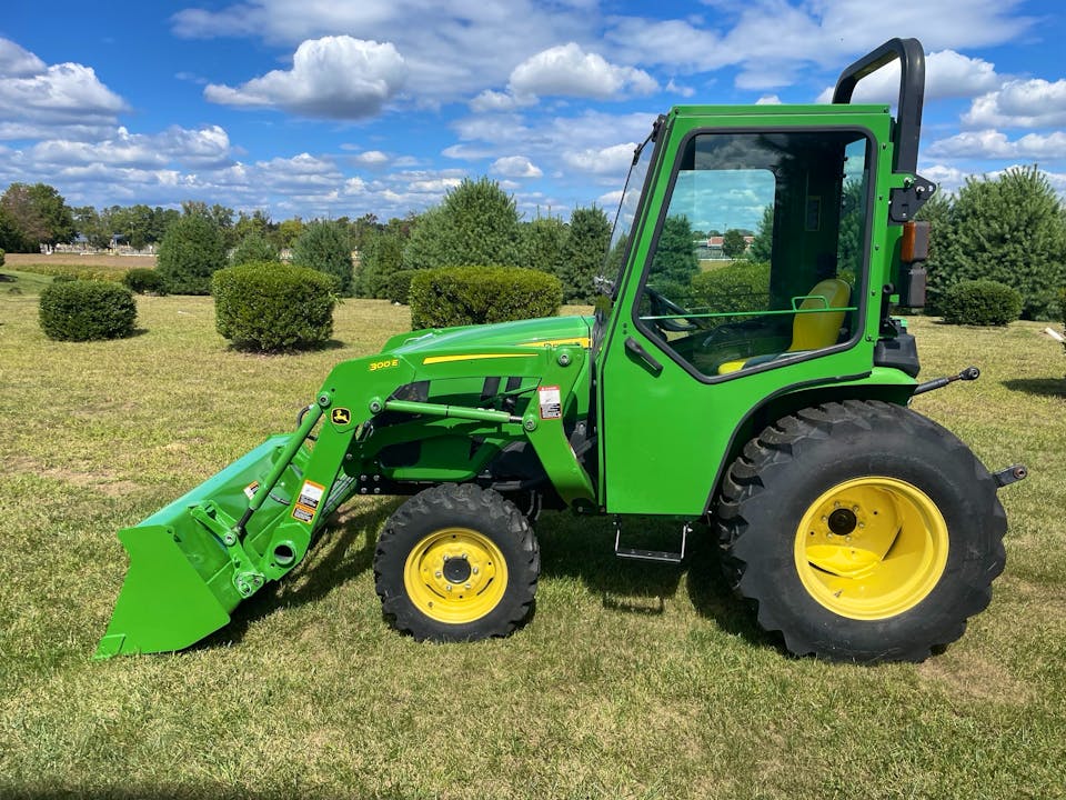 John Deere 3032E