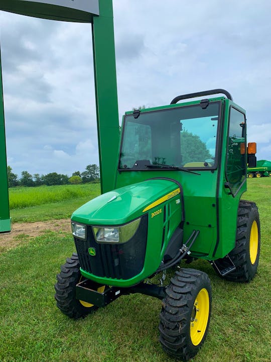 John Deere 3032E