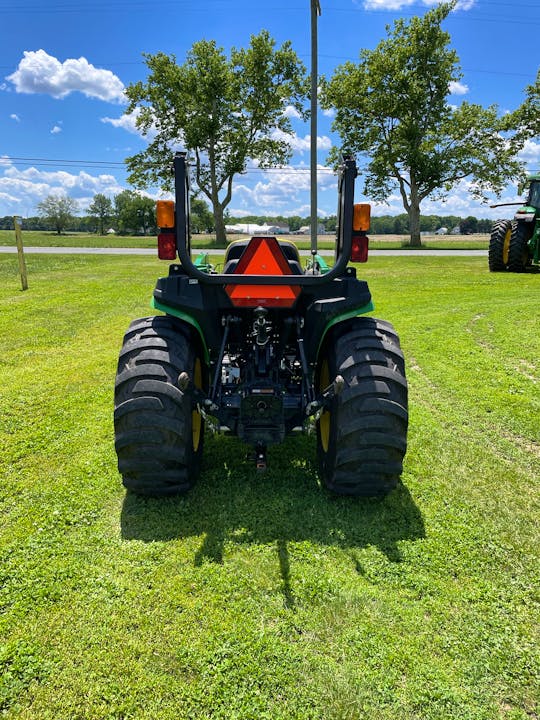 John Deere 3032E
