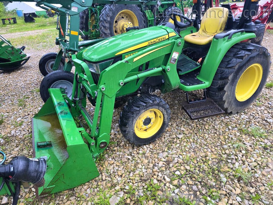 John Deere 3032E