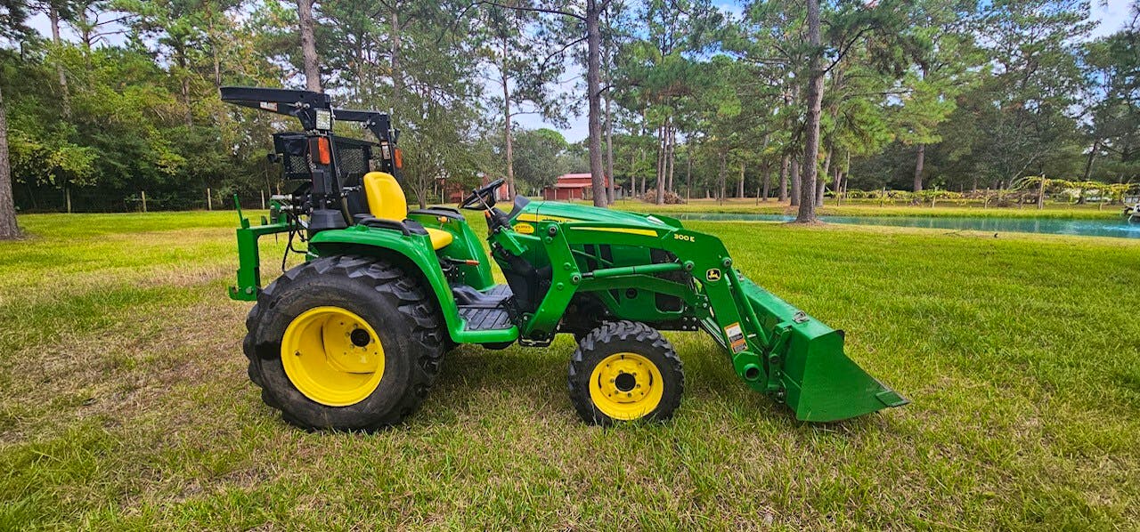 John Deere 3038E