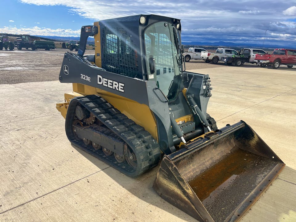 John Deere 323E