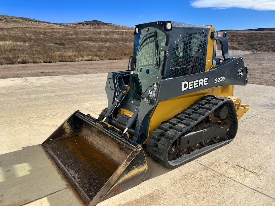 John Deere 323E