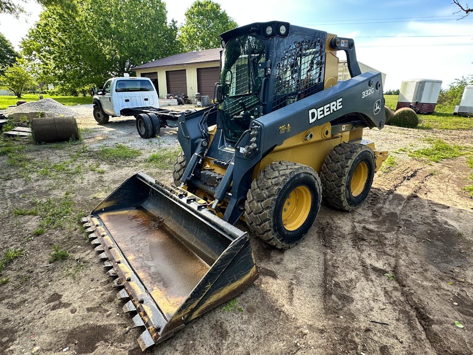 John Deere 332G