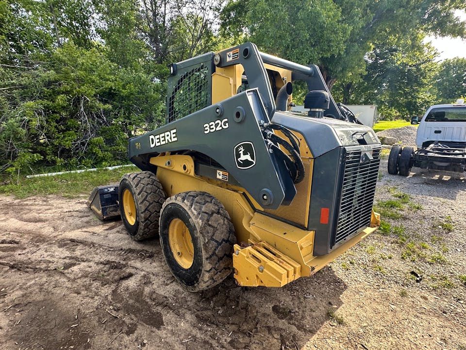 John Deere 332G