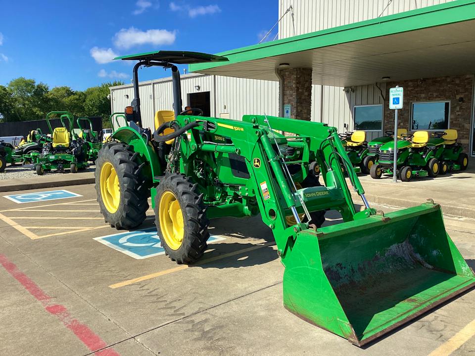John Deere 5055E