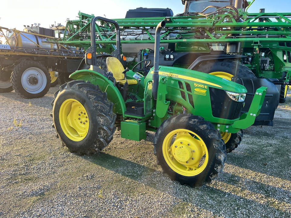 John Deere 5065E
