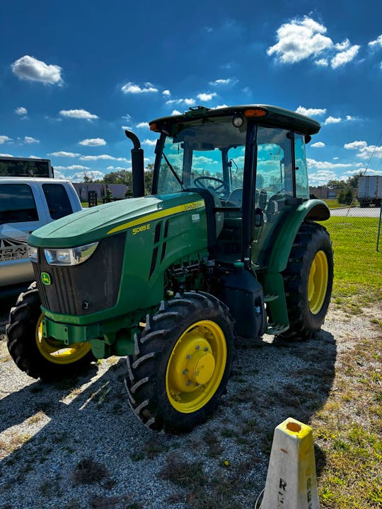 John Deere 5085E