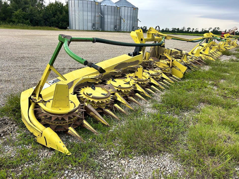 John Deere 692