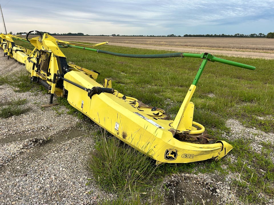 John Deere 692