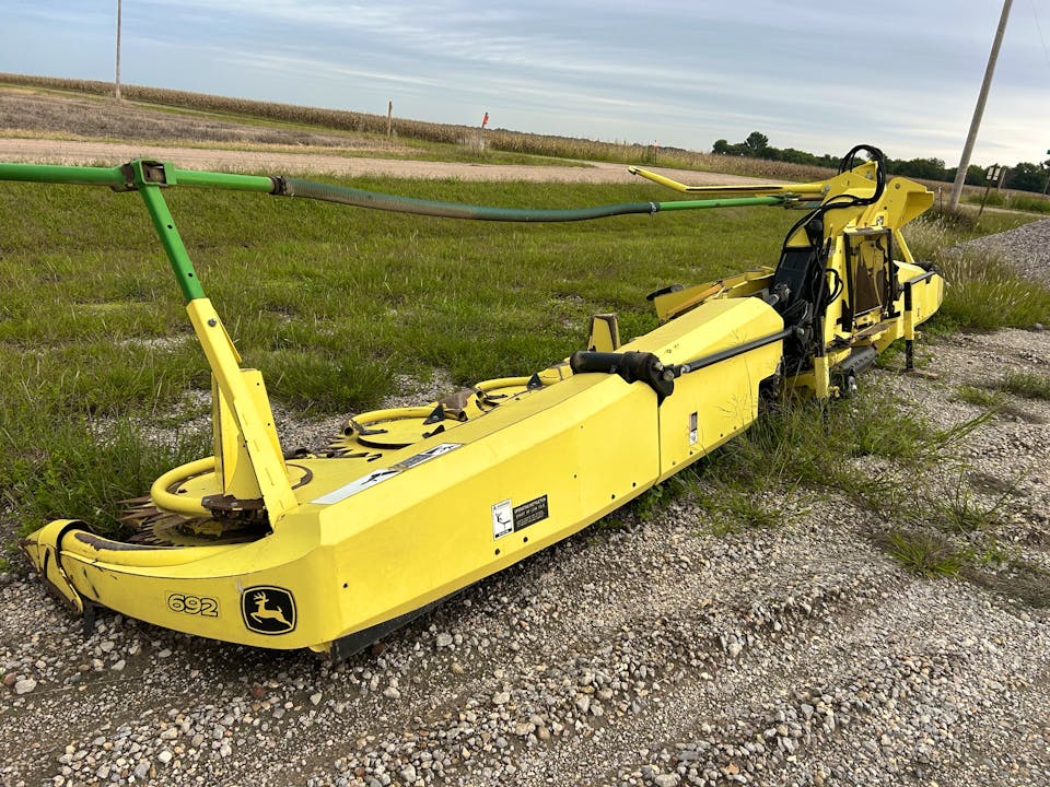John Deere 692