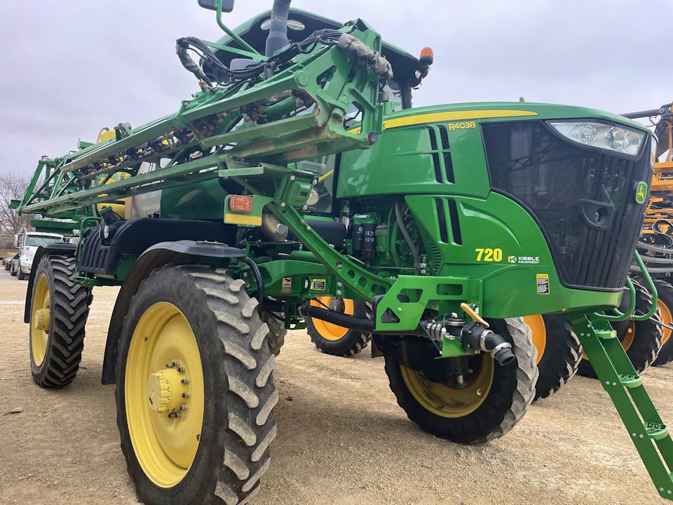 John Deere R4038
