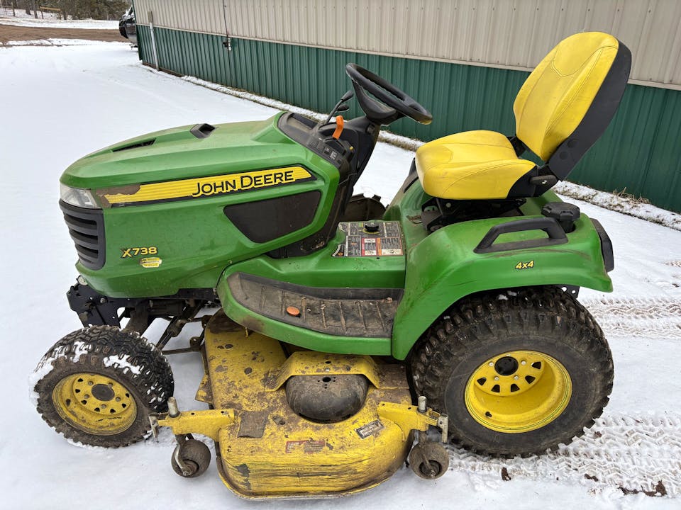 John Deere X738