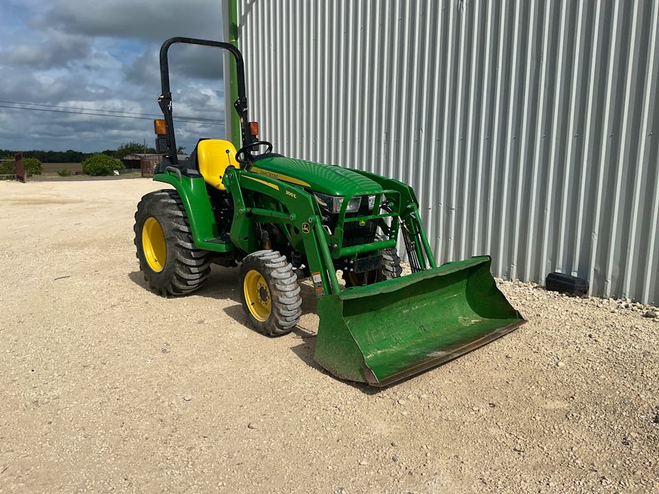 John Deere 3032E