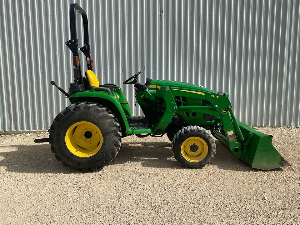 John Deere 3032E