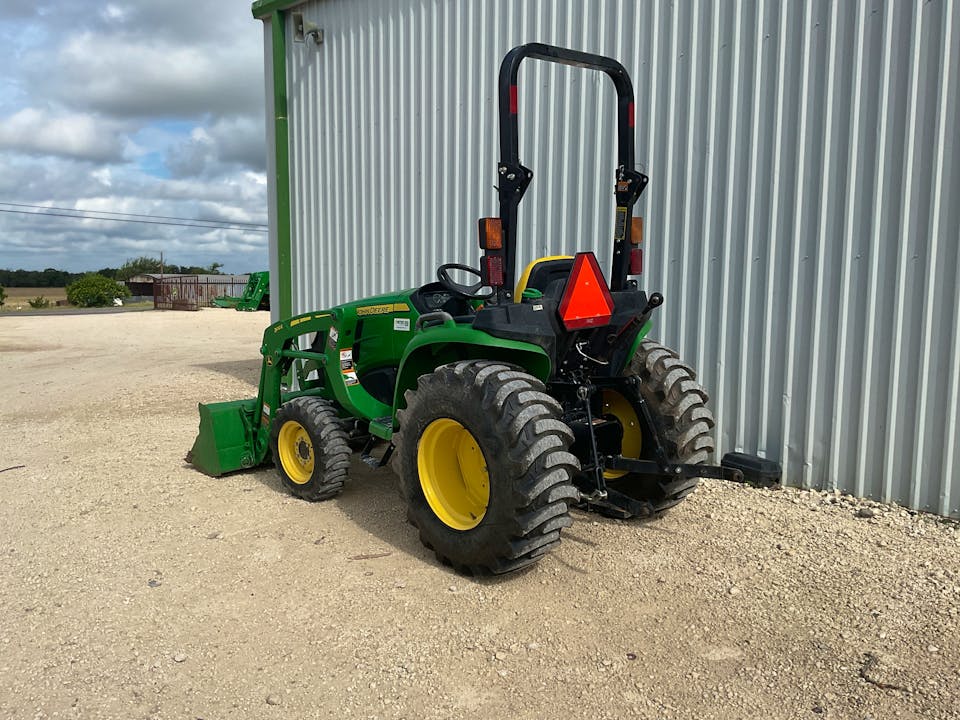 John Deere 3032E